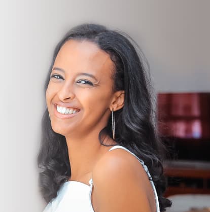 A headshot of a smiling business woman.